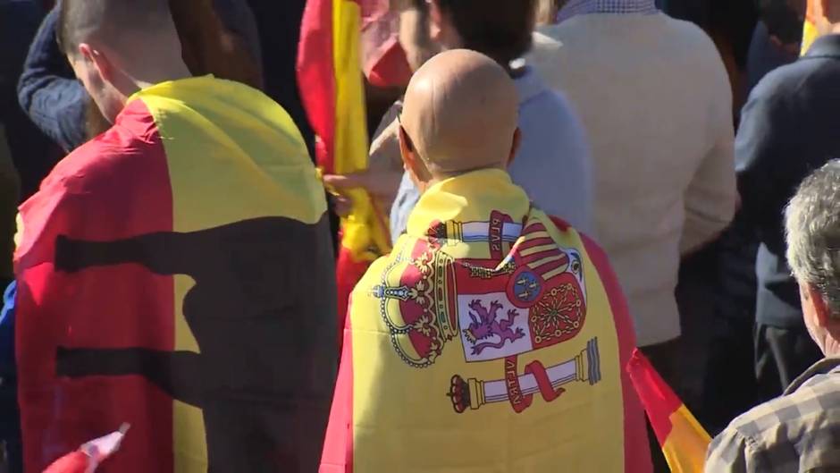 Vox llena la plaza de Colón donde muestra una bandera kilométrica