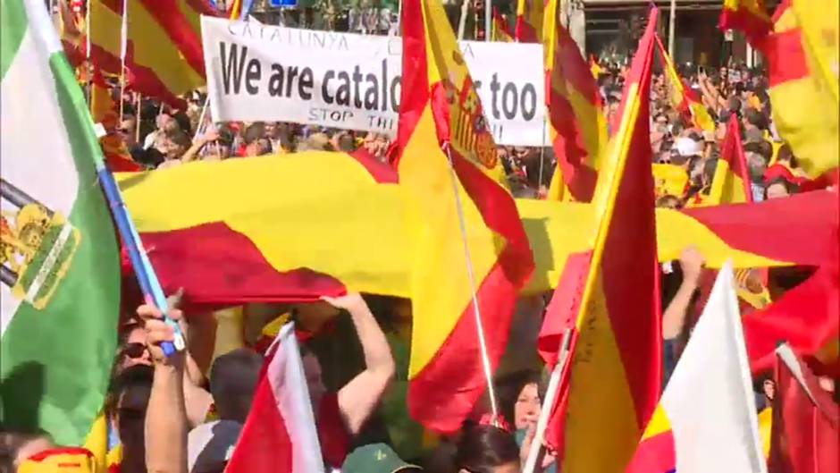 Decenas de miles de personas toman las calles de Barcelona por la unidad de España