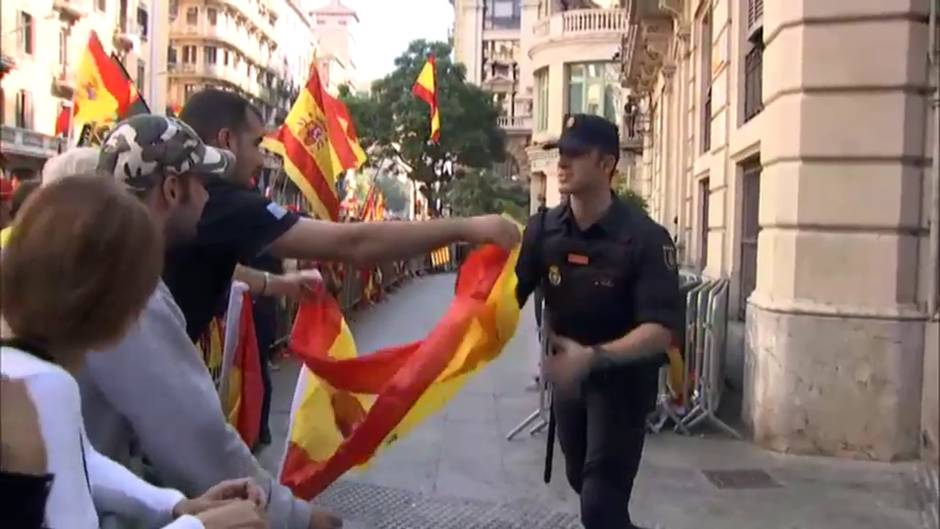 Los manifestantes por la unidad de España arropan a la policía en la jefatura de Barcelona