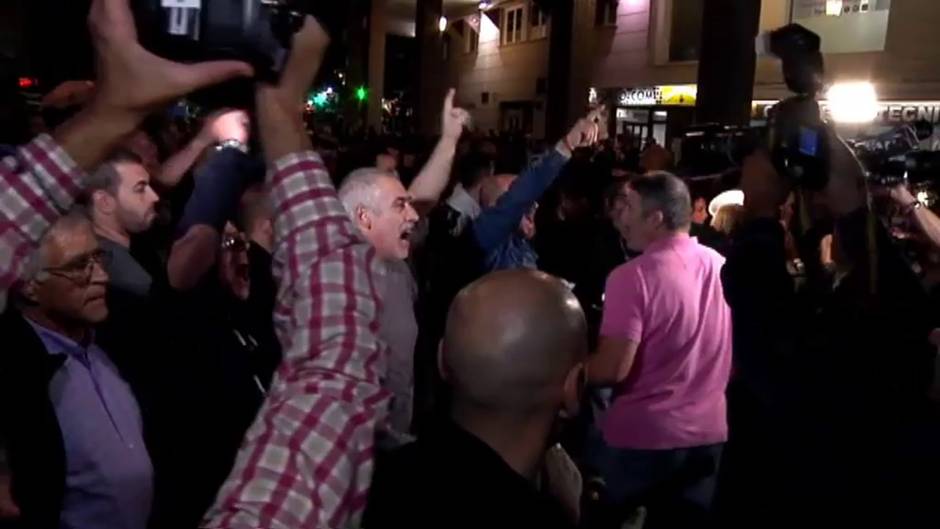 Impresionante protesta vecinal contra los okupas de dos edificios de Santurce