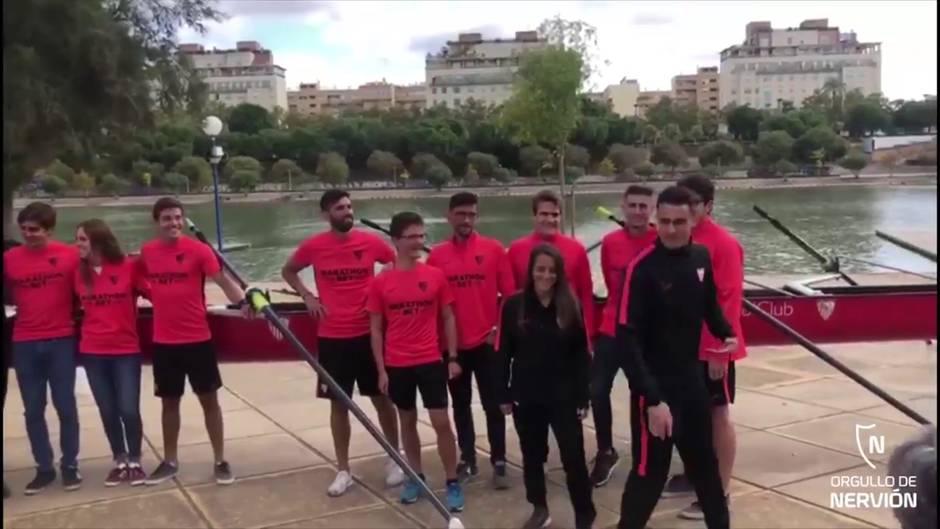 Reguilón prueba el bote del Sevilla FC para la regata