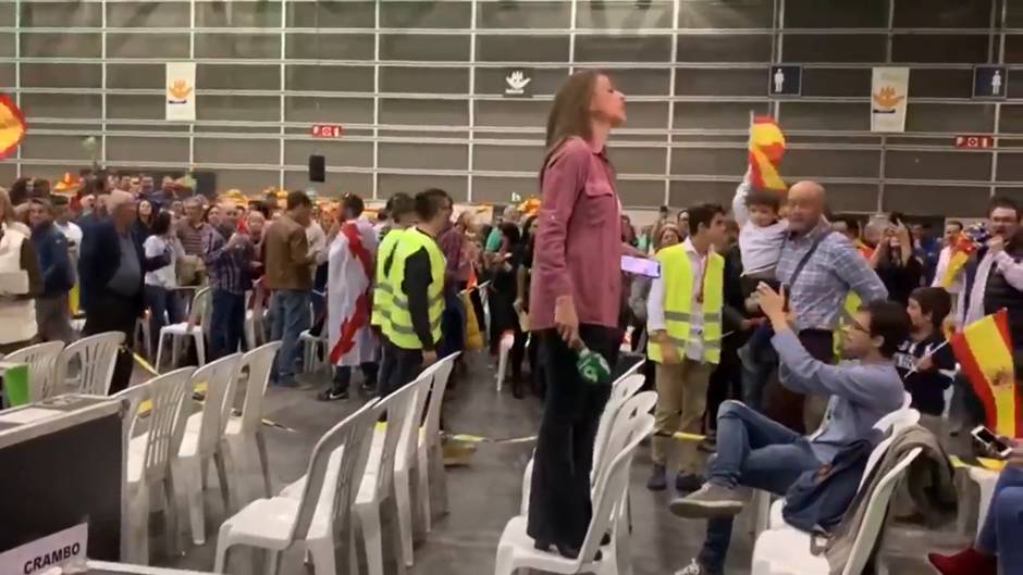 Asistentes al mitin de Abascal increpan a los periodistas