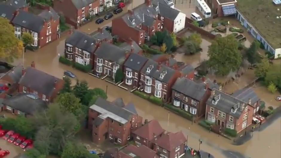 Las inundaciones al norte de Inglaterra colapsan sus ciudades