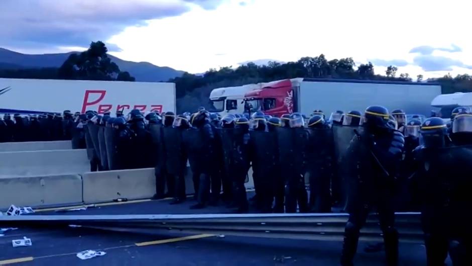 La Policía francesa desaloja a los manifestantes de Tsunami en La Jonquera