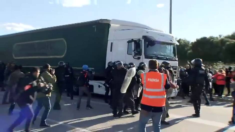 Detienen a un transportista por intentar embestir a manifestantes independentistas