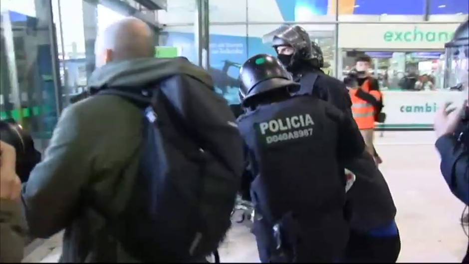 Los Mossos evitan que los CDR bloqueen la estación de Sants