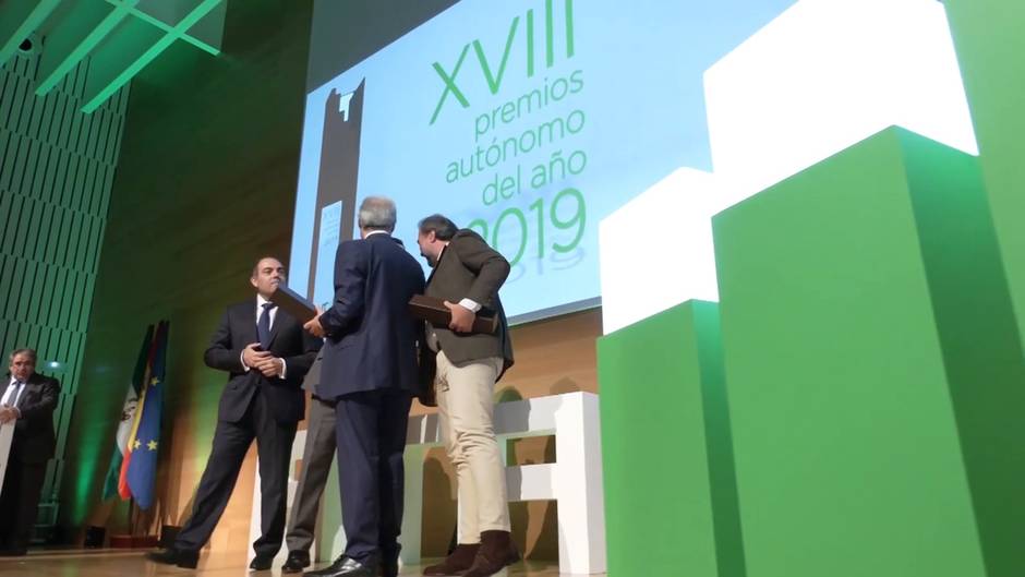 Moreno recibe el Premio Autónomo del Año 2019 a la Junta de Andalucía