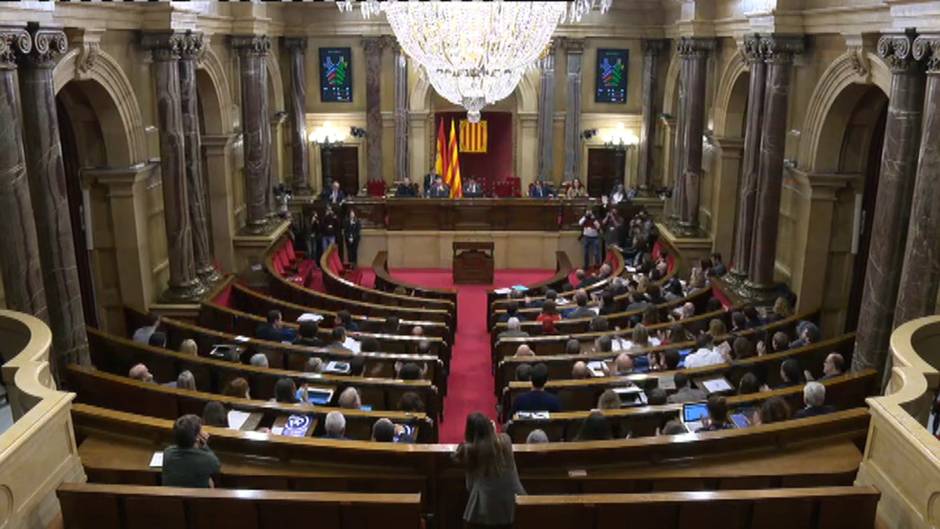 El Parlament desoye al Tribunal Constitucional y vota en contra de la Monarquía y a favor de la autodeterminación