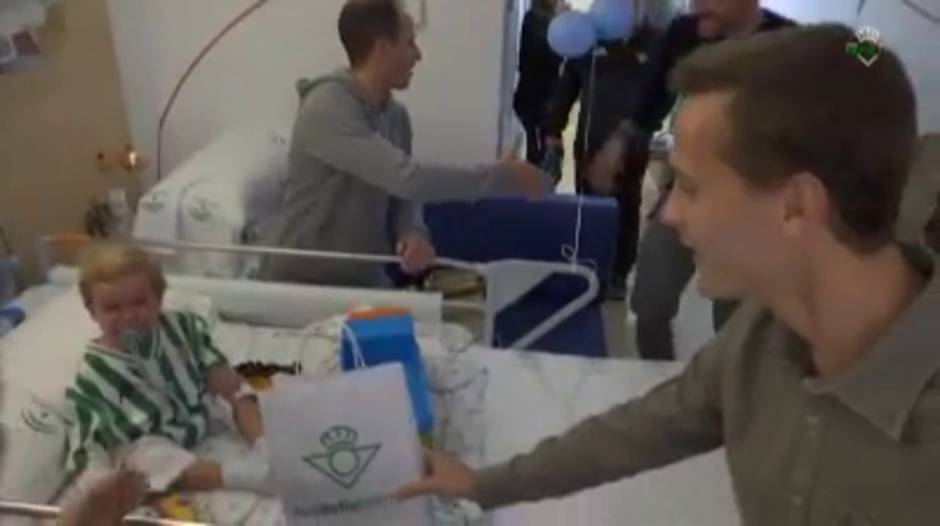 Nueva entrega de las "batas más fuertes" del Betis a los niños hospitalizados