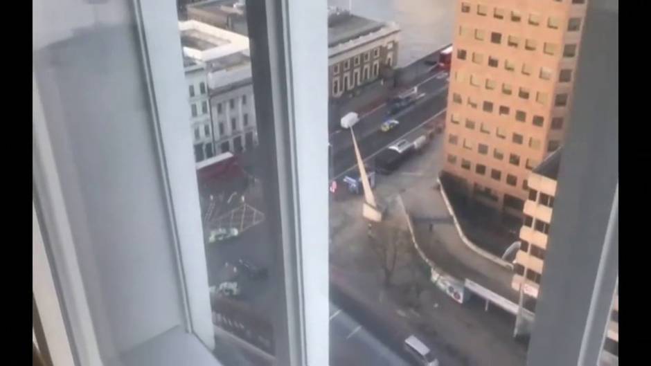 La policía londinense tirotea a un hombre tras un ataque terrorista en el puente de Londres