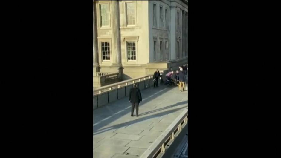 Un terrorista mata a dos transeúntes en el puente de Londres antes de ser abatido por disparos de la policía