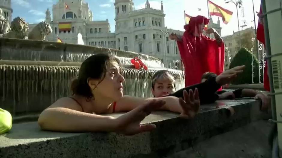Extinction Rebellion se ha mojado en la fuente de Cibeles por el clima