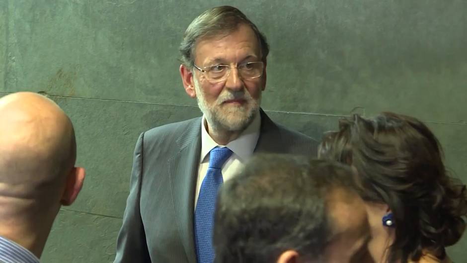 Rajoy avisa a Sánchez que será un "irresponsable" si rompe grandes consensos