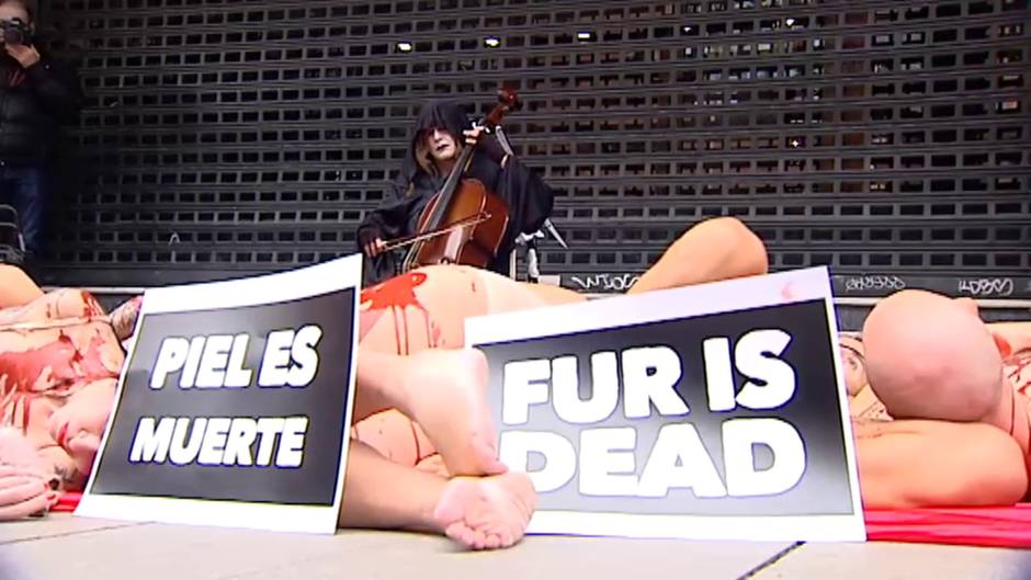 Performance animalista en Madrid contra la crueldad del uso de pieles en la industria textil