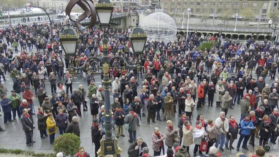 Pensionistas cumplen 100 lunes consecutivos manifestándose en Bilbao