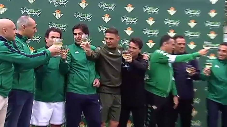 El Betis celebra la buena racha con un brindis