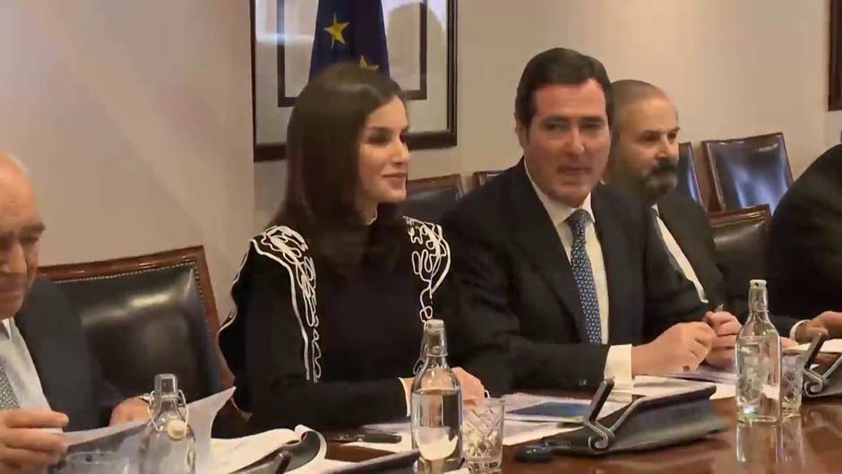 La Reina Letizia sorprende con un original jersey de cara a Navidad