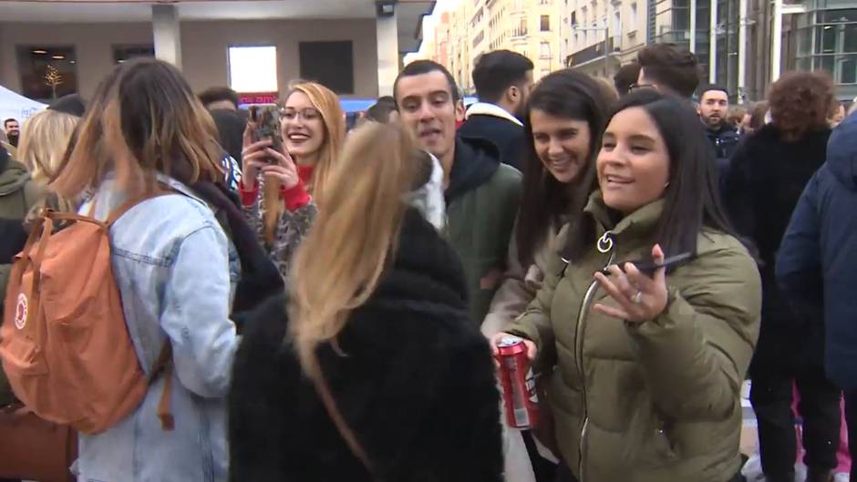 Cientos de fans ya esperan a Rosalía en el Wizink Center de Madrid