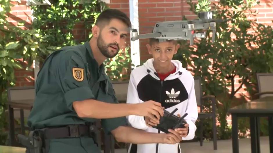 La guardia civil da alas a niños con "piel de mariposa"