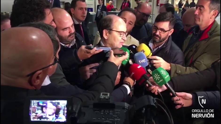 José Castro, presidente del Sevilla, atiende a los medios antes de viajar a Chipre