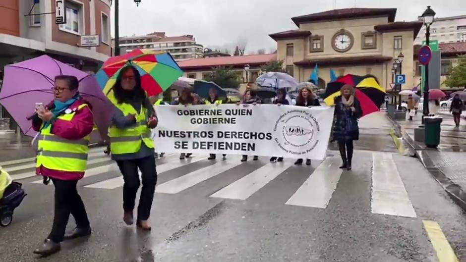 Medio centenar de pensionistas y jubilados se concentran en Oviedo