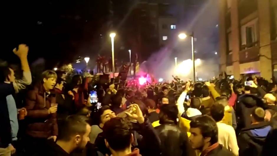 Aficionados del Barça con bengalas y cánticos cerca del Camp Nou