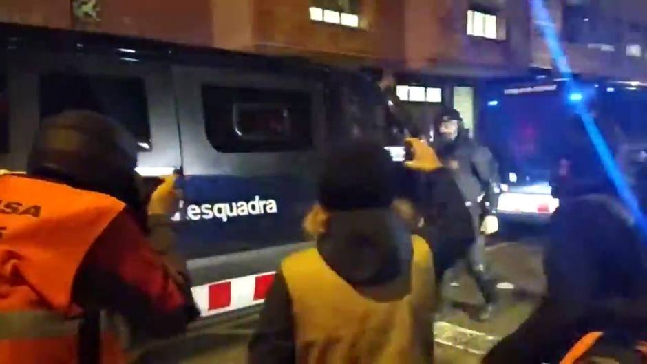 Un manifestante ante el Camp Nou tira al suelo a un mosso de un empujón