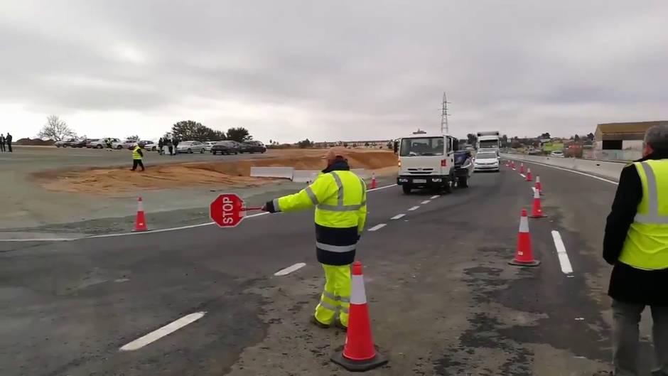 El presidente de la Junta de Andalucía inaugura el desdoble de la carretera de Alcalá a Dos Hermanas iniciado hace nueve años