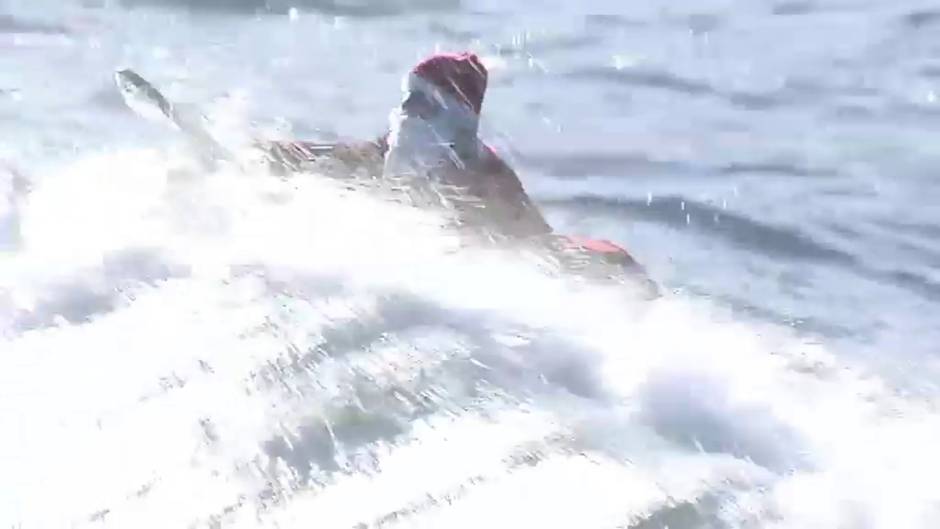 Los Papás Noel surcan las olas