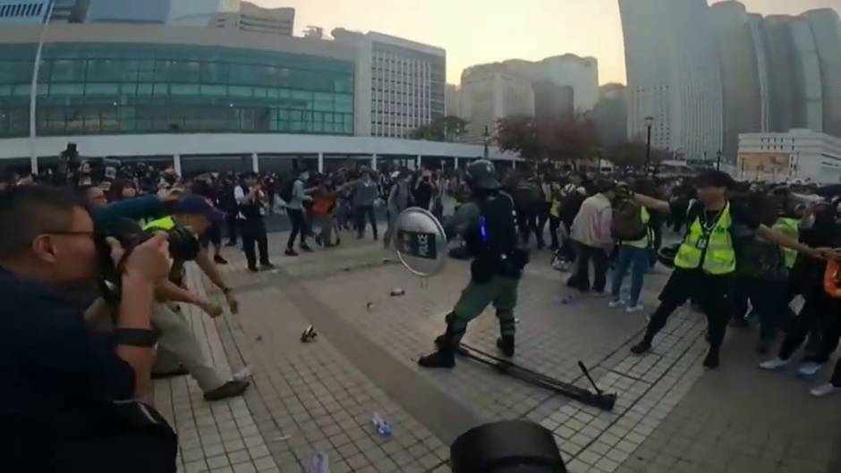 Batalla campal en Hong Kong tras una manifestación en apoyo a los uigures chinos