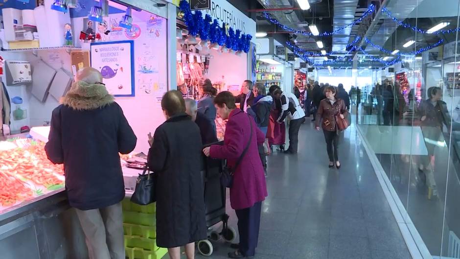 Los madrileños abarrotan los mercados a pocas horas de la Nochebuena