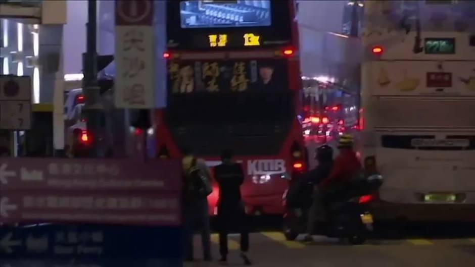 Antidisturbios en Hong Kong utilizan gas lacrimógeno contra manifestantes