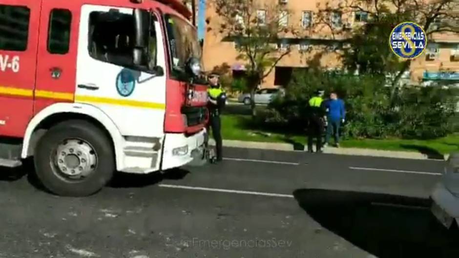 Un coche choca contra un autobús de Tussam en Sevilla Este