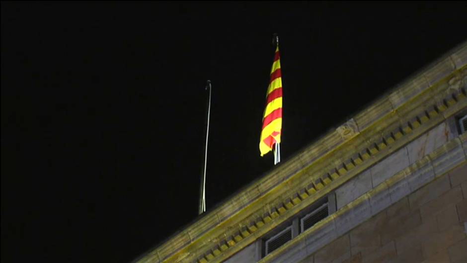 Asamblea Nacional retira la bandera de España de la Generalitat y la vuelve a poner pasados 20 minutos