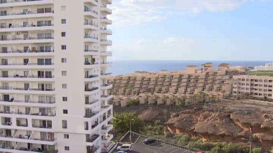 Un vídeo de una niña andando por la cornisa de un edificio conmociona a los vecinos de Tenerife