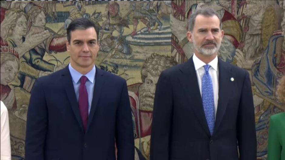 Pedro Sánchez bromea con el Rey sobre lo rápida que ha sido la ceremonia con el tiempo que le ha costado llegar hasta ella