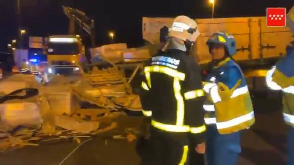 Tres heridos al caer sobre sus vehículos la carga de un tráiler