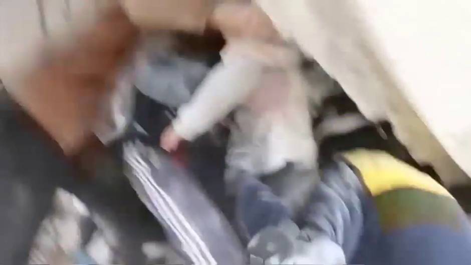 Angustioso rescate de una niña en Alepo tras un bombardeo de la aviación rusa