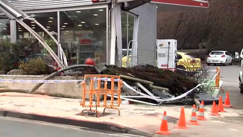 Mueren dos niños tras chocar un autobús contra un coche en Estella