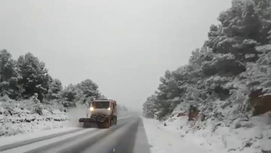 La borrasca Gloria obliga a cortar decenas de carreteras en Alicante y Valencia