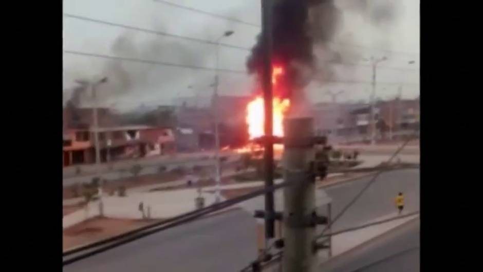 Dos muertos en la explosión de un camión cisterna en Lima