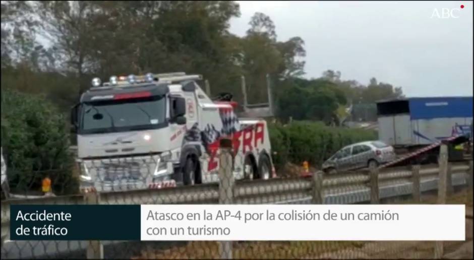 Atasco en la AP-4 por la colisión entre un turismo y un camión de mercancías