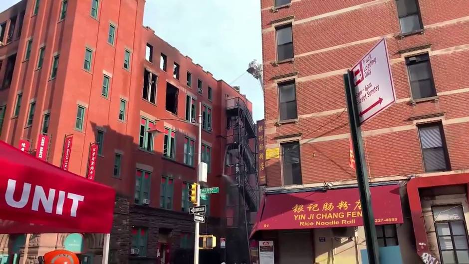 Bomberos intervienen en Mulberry Street, Nueva York