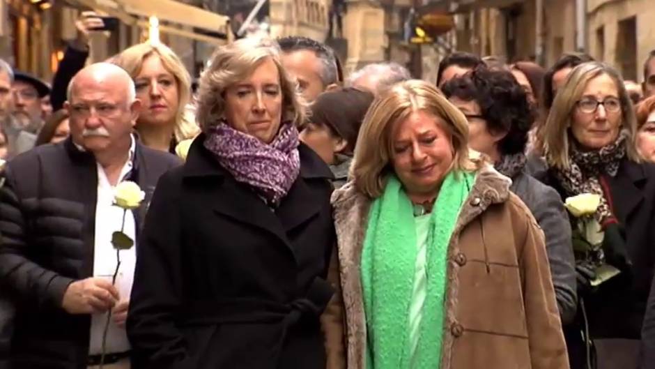 Homenaje y placa para Gregorio Ordóñez en la puerta del restaurante donde fue asesinado por ETA