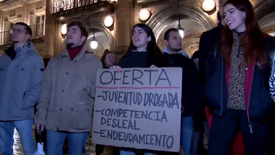 Vecinos de Salamanca toman las calles para protestar por las casas de apuestas