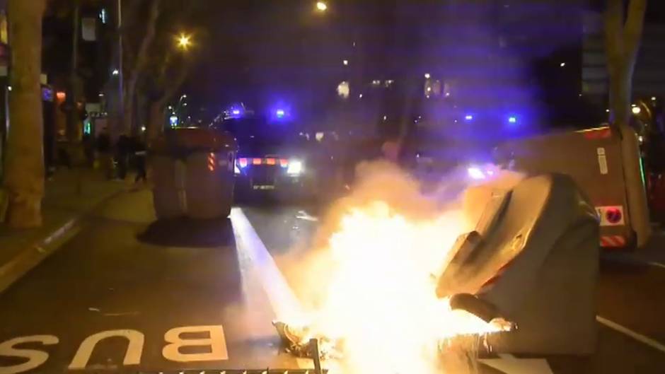 Manifestantes radicales cortan varias calles del centro de Barcelona quemando contenedores