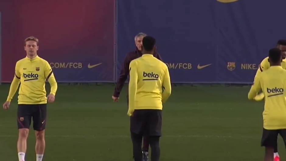 Setién no se pierde un rondo en el entrenamiento del Barça