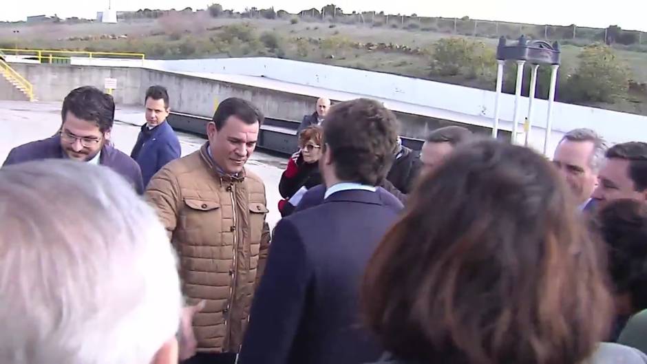 Polémica llegada de Pablo Casado a la visita de una almazara en Sevilla