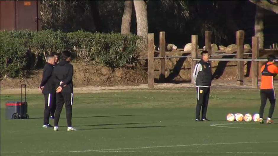 El Wuhan entrena en Cádiz ajeno al revuelo mediático