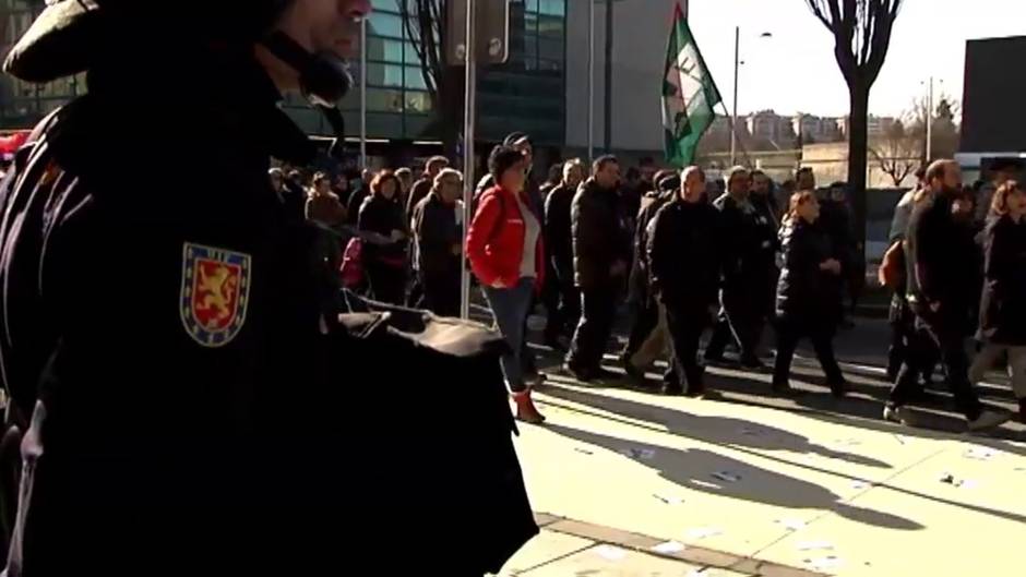 Al menos diez detenidos y mucha tensión en la jornada de huelga general en Navarra y País Vasco